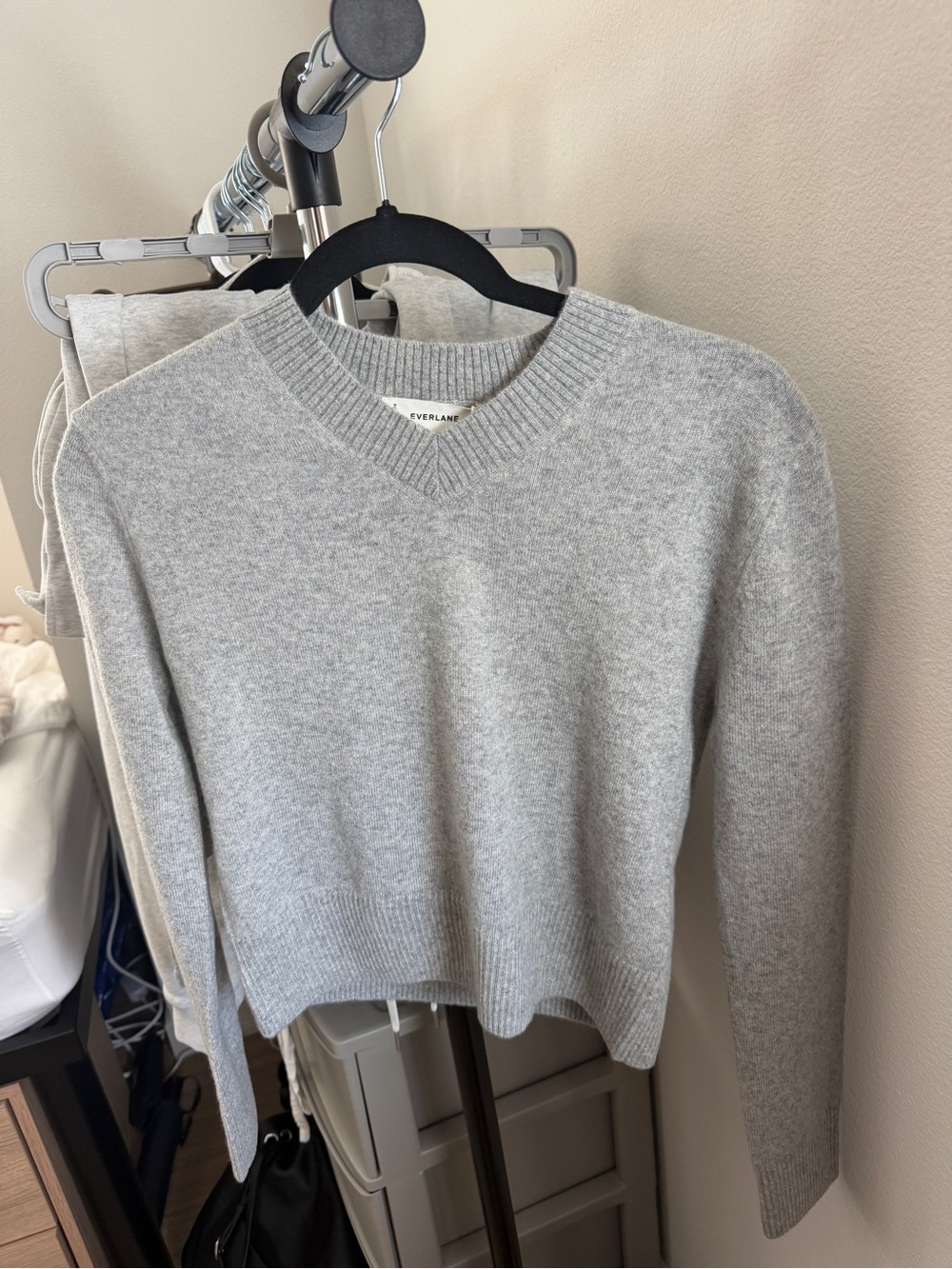 Everlane Cashmere Cropped High V-Neck Sweater Light heather grey